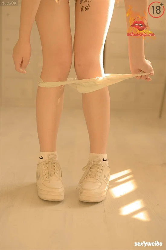 Hình 4: ảnh gái Nhật nứng lồn show hàng trong lớp học