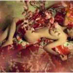 Ảnh gái xinh đeo mắt kính khoe thân hình sexy