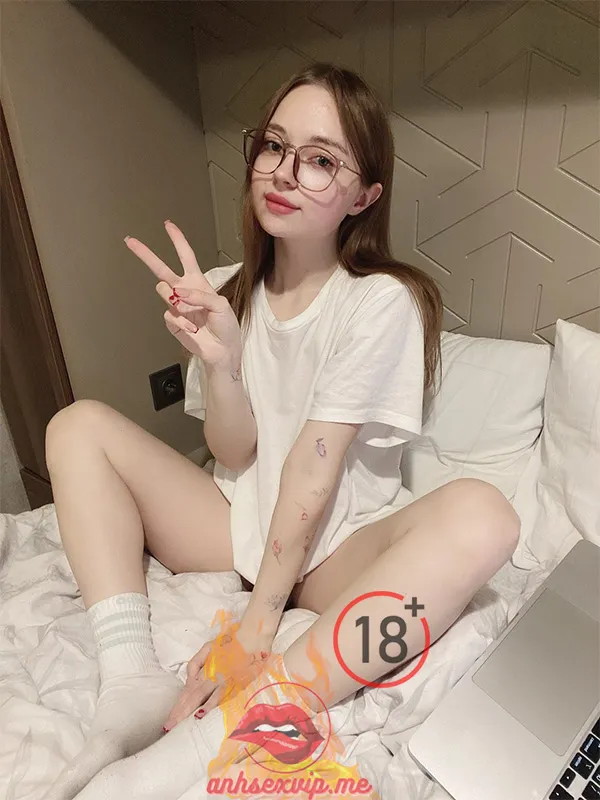 Ảnh học sinh Châu Âu khoe lồn hồng múp 1