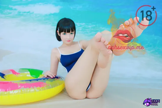 Hình 8: Cô gái Nhật Bản chụp cảnh bãi biển show mông to cực nứng