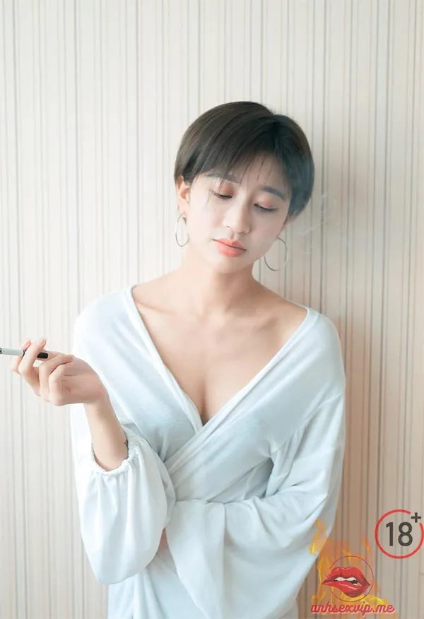 Cô gái tuổi 18 hút thuốc khiêu dâm cực ngọt 5 Cô gái tuổi 18 hút thuốc khiêu dâm cực ngọt 5