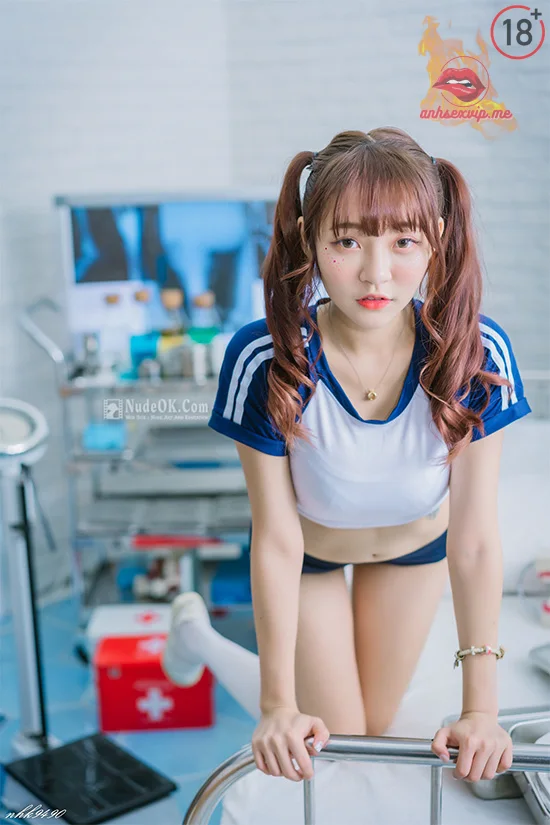 Cosplay nữ y tá, em gái sexy không chịu nổi 12