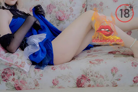 hình 24: Đang livestream bán đồ nhưng nứng quá phải show lồn cho khách xem