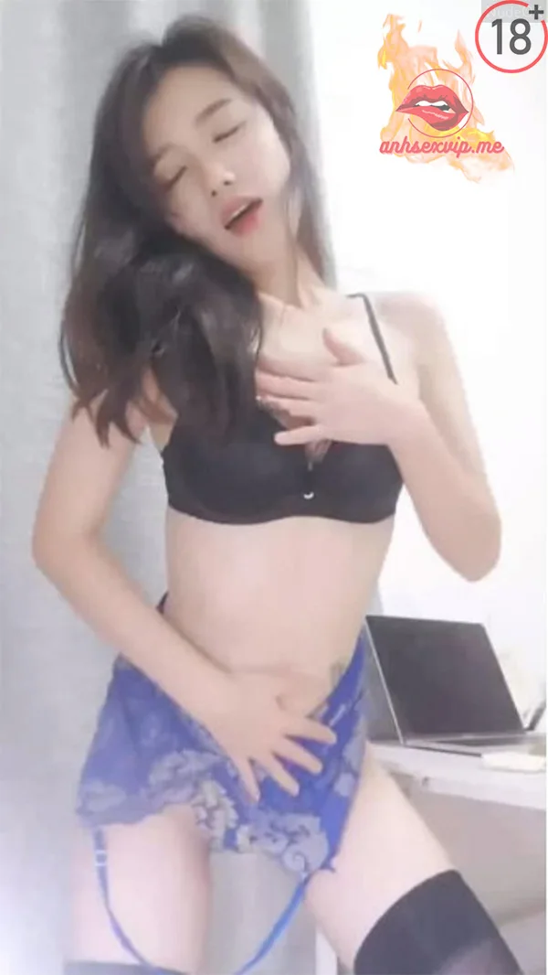 Em gái cute lỡ nghiện làm chuyện 18+ Em gái cute lỡ nghiện làm chuyện 18+