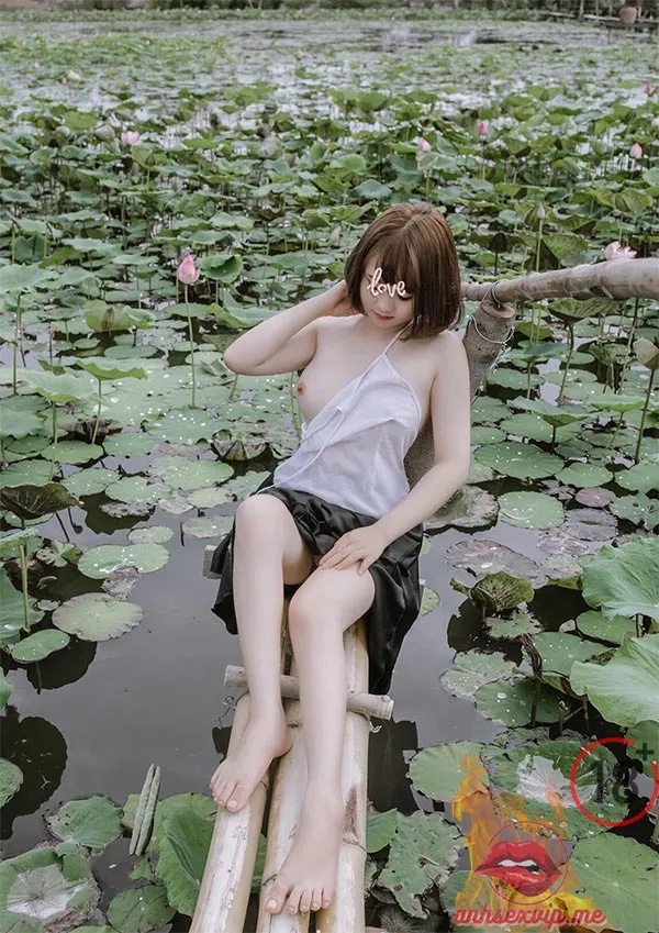 gai-xinh-khoe-nguc-dep-ben-dam-sen-goi-cam-anhsexvipme-1 Gái xinh khoe ngực đẹp bên đầm sen gợi cảm 1