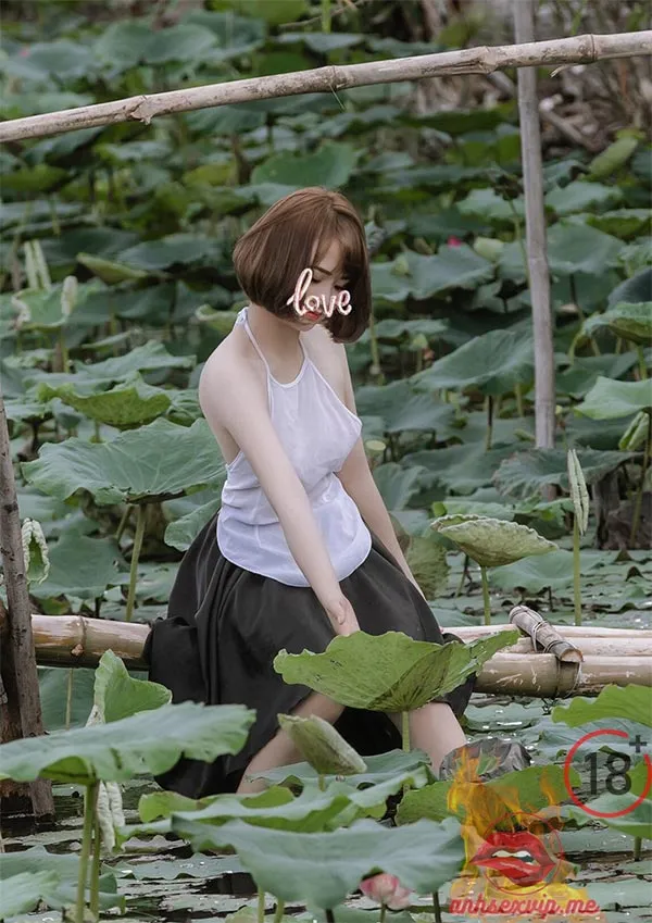 gai-xinh-khoe-nguc-dep-ben-dam-sen-goi-cam-anhsexvipme-10 Gái xinh khoe ngực đẹp bên đầm sen gợi cảm 10