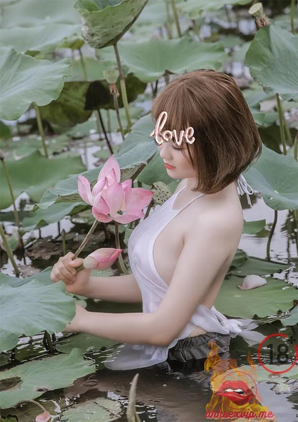 gai-xinh-khoe-nguc-dep-ben-dam-sen-goi-cam-anhsexvipme-2 Gái xinh khoe ngực đẹp bên đầm sen gợi cảm 2