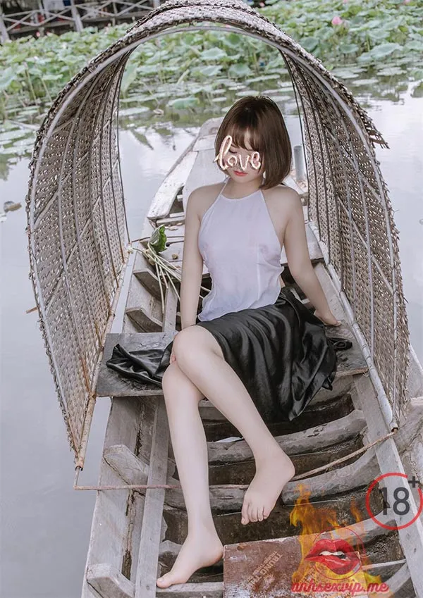 gai-xinh-khoe-nguc-dep-ben-dam-sen-goi-cam-anhsexvipme-3 Gái xinh khoe ngực đẹp bên đầm sen gợi cảm 3