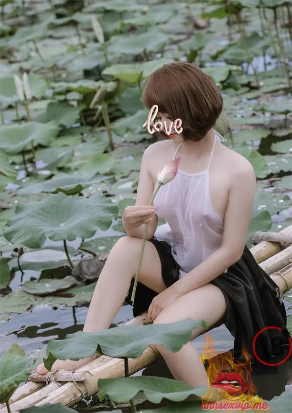 gai-xinh-khoe-nguc-dep-ben-dam-sen-goi-cam-anhsexvipme-4 Gái xinh khoe ngực đẹp bên đầm sen gợi cảm 4