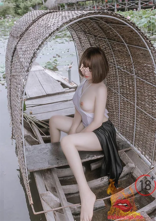 gai-xinh-khoe-nguc-dep-ben-dam-sen-goi-cam-anhsexvipme-5 Gái xinh khoe ngực đẹp bên đầm sen gợi cảm 5