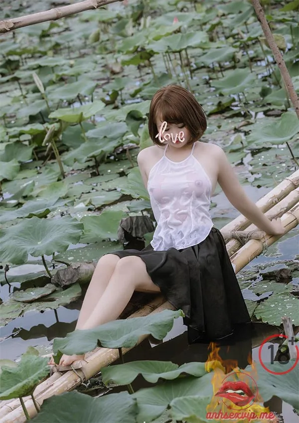 gai-xinh-khoe-nguc-dep-ben-dam-sen-goi-cam-anhsexvipme-9 Gái xinh khoe ngực đẹp bên đầm sen gợi cảm 9