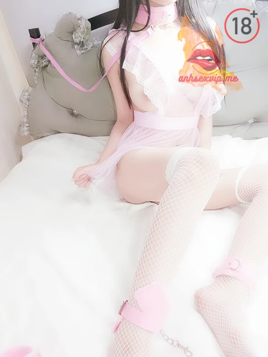 Hình 1: Tận hưởng khoái lạc cùng cô hầu gái có cái lồn không lông