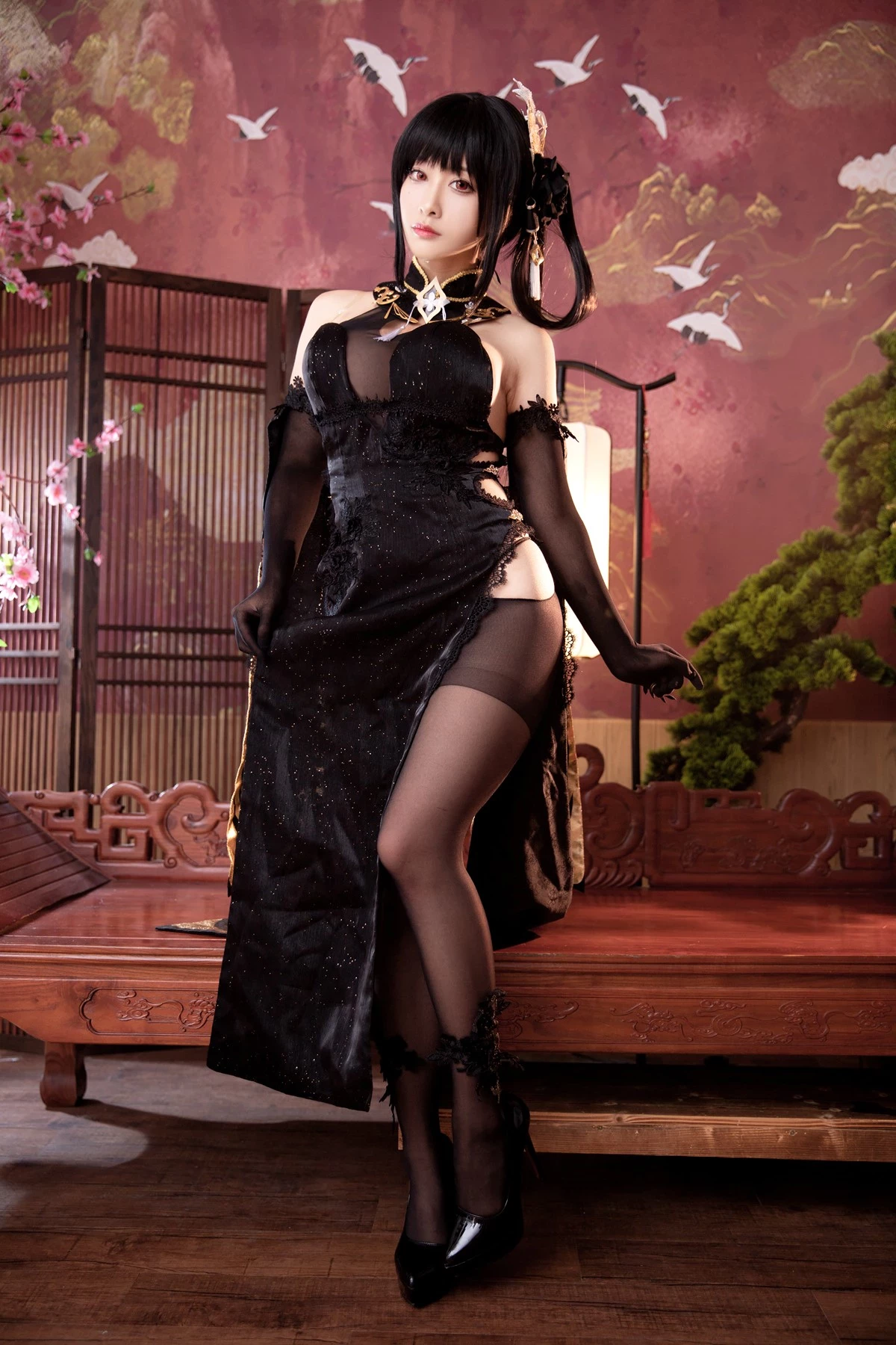 Em Gái Cosplay Áo Ren Xuyên Thấu Lộ Ngực Khủng