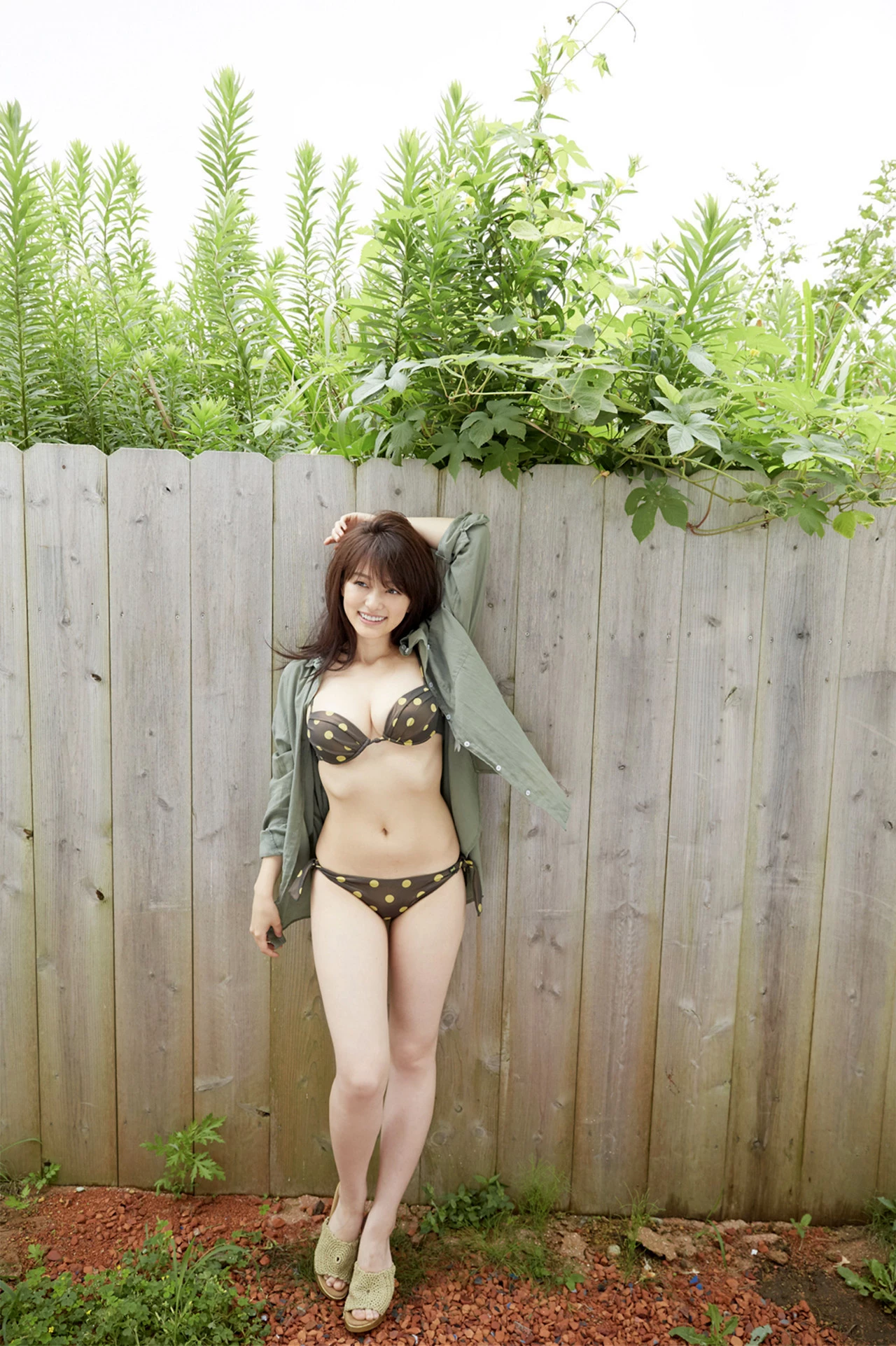 Mari Yamachi Quyến Rũ Ướt Át Với Chiếc Áo Mỏng Manh