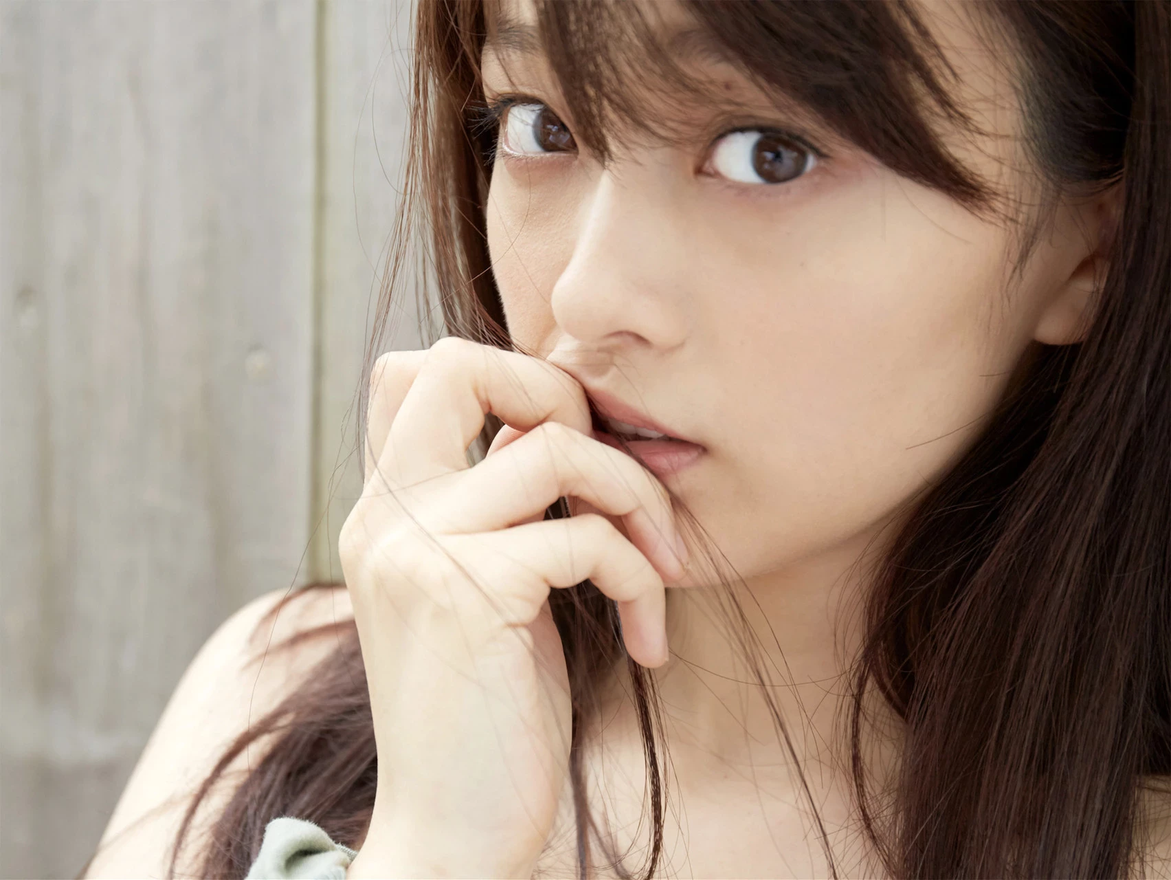 Mari Yamachi Quyến Rũ Ướt Át Với Chiếc Áo Mỏng Manh