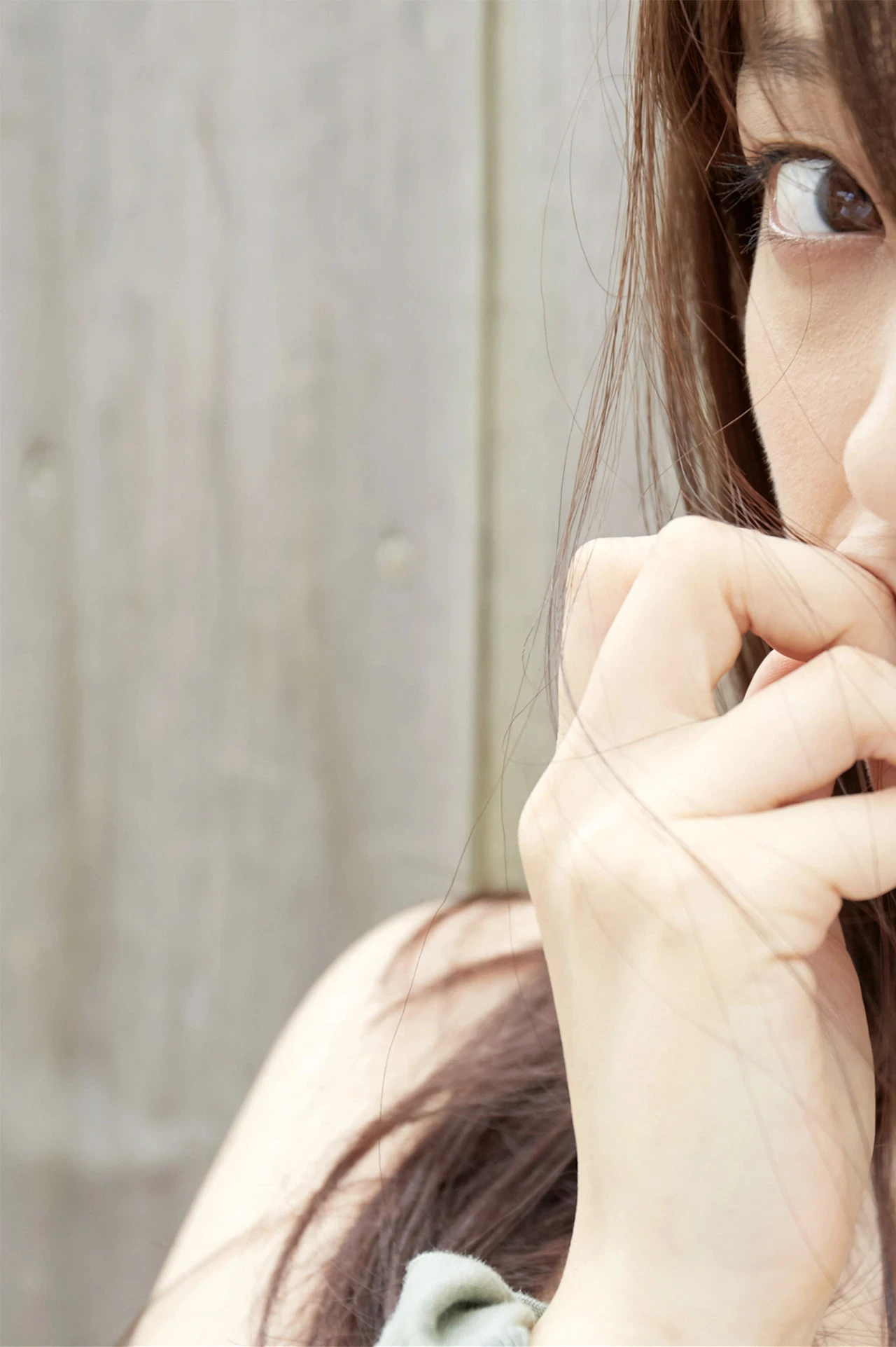 Mari Yamachi Quyến Rũ Ướt Át Với Chiếc Áo Mỏng Manh