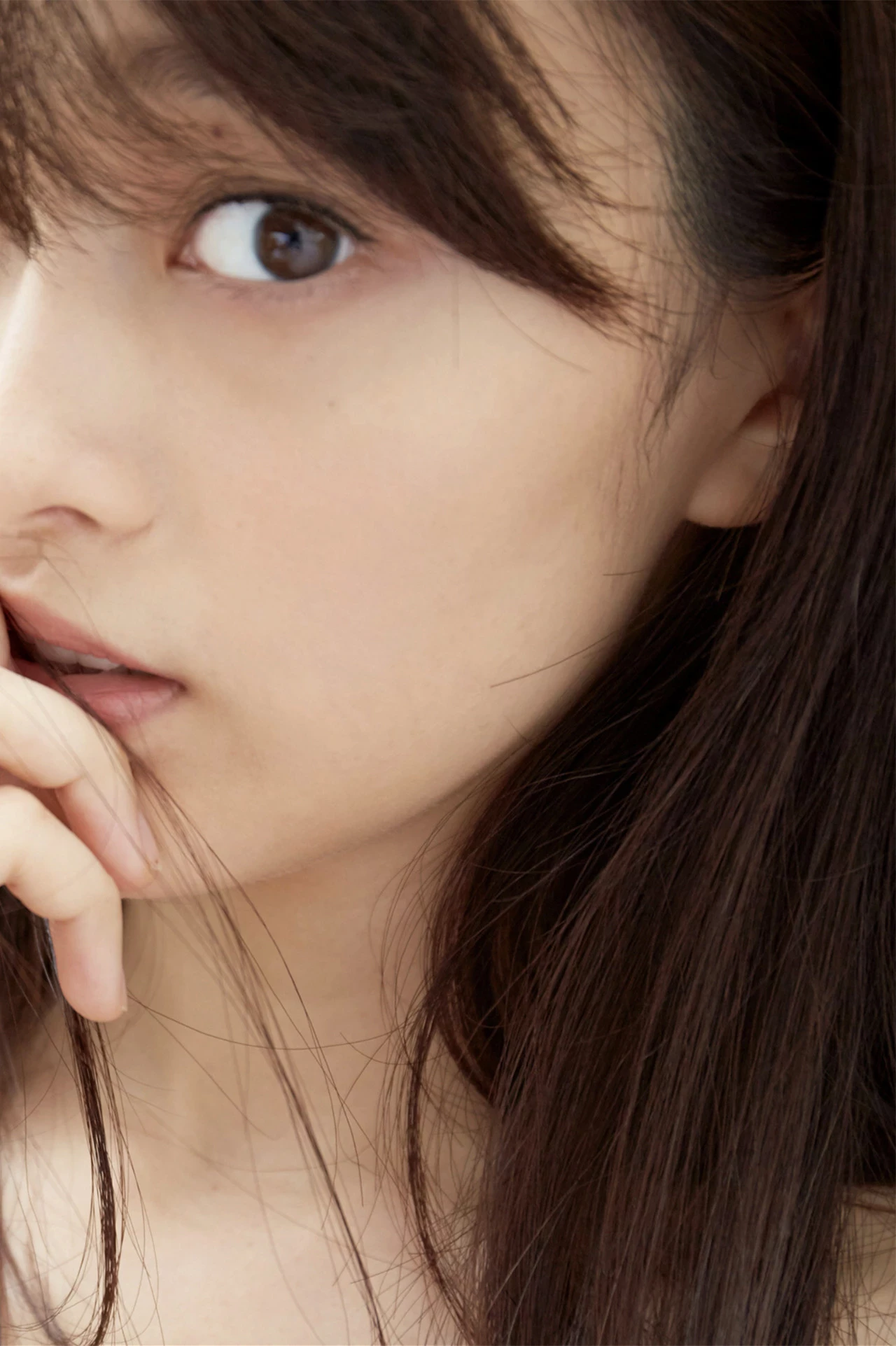 Mari Yamachi Quyến Rũ Ướt Át Với Chiếc Áo Mỏng Manh